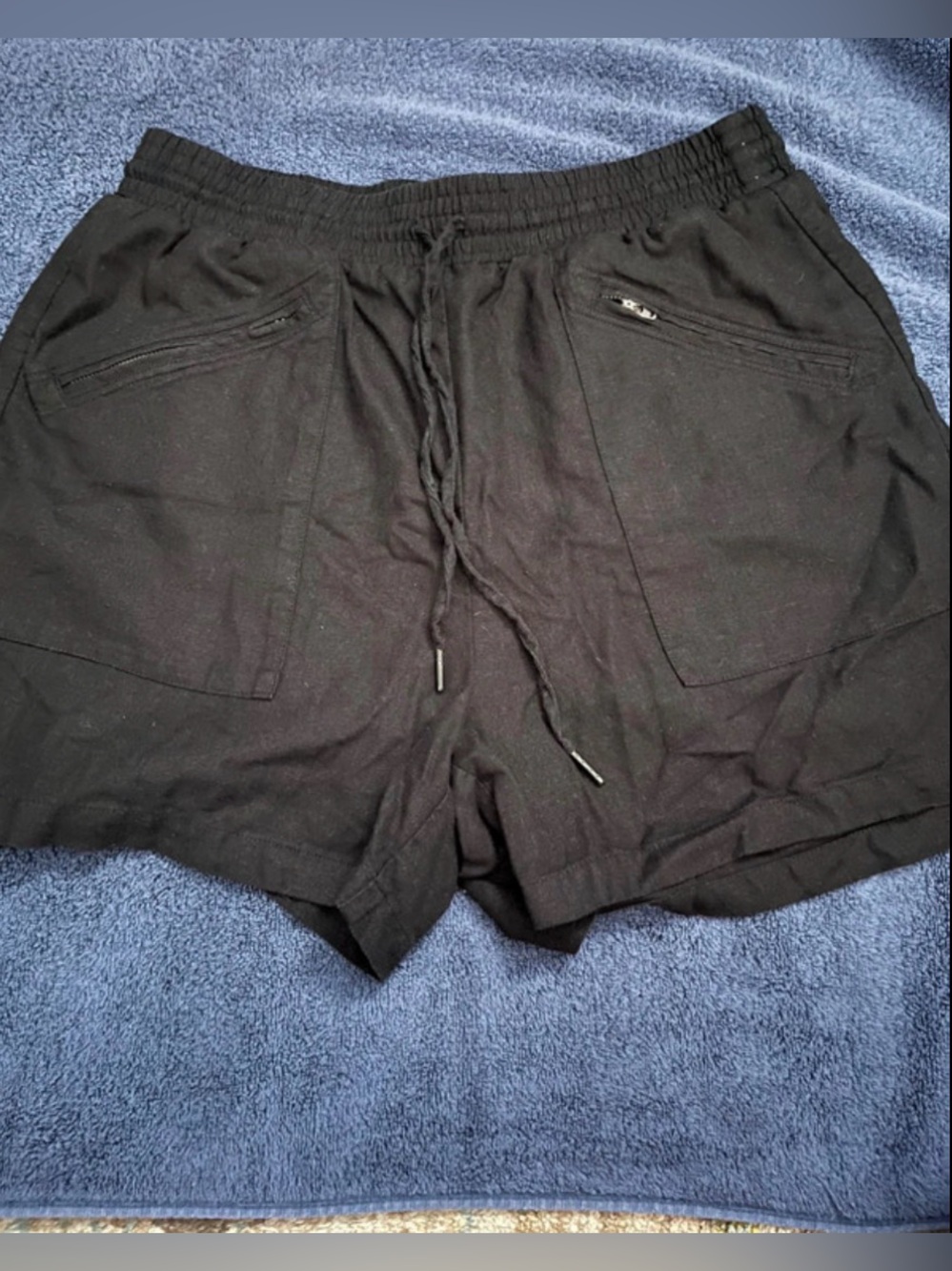 Simply Vera Vera Wang Womens Black Cargo Shorts with Zip Pockets Size M.